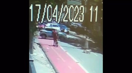 Casal agride idosa e esfrega cocô de cachorro no rosto da mulher