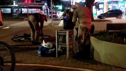 Ciclista envolvida em acidente de trânsito na Av. Brasil é socorrida pelo Siate