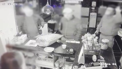 "우리 도우미 써" 횡포...노래방 업주 협박한 일당 검거 / YTN