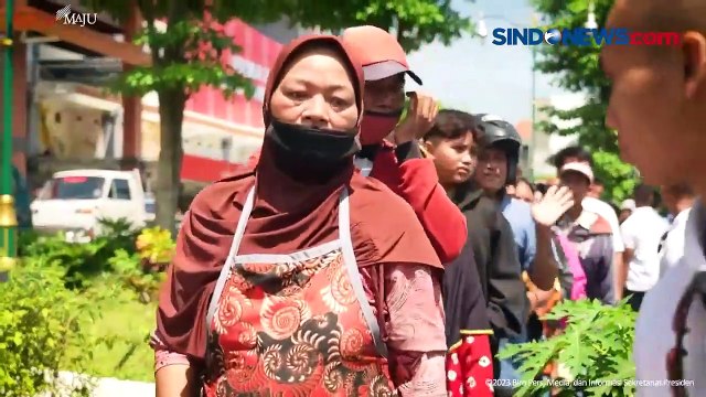 Ditemani Jan Ethes, Presiden Jokowi Bagi-Bagi THR ke Pedagang Pasar Legi Solo