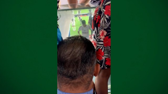 Torcedor é flagrado cometendo ato racista contra jogador do Santos na Vila Belmiro