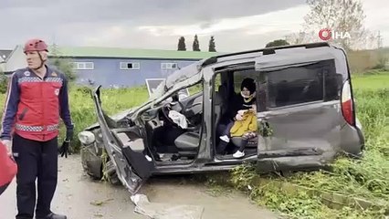 Kontrolden çıkan hafif ticari araç takla attı: 5 yaralı