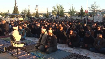 Deprem bölgesi Adıyaman'da bayram namazında eller semaya kalktı