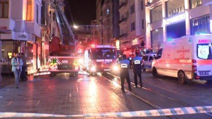 Taksim Meydanı'nda 6 katlı otelde yangın! Tadilat yapan işçileri itfaiye kurtardı