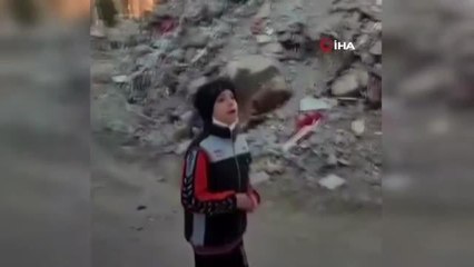 Enkaz başında dua ederken tanınan minik Ahmet, bayram sabahı da annesi ve kardeşlerinin mezarında dua etti