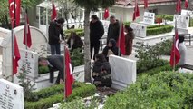 Şehit yakınları bayramın ilk ziyaretinde şehitliğe koştu