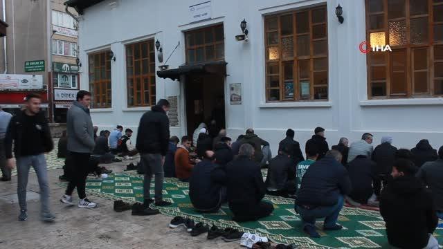 Kırklareli'nde vatandaşlar bayram namazı için camilere akın etti