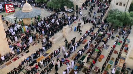 Mescid-i Aksa'da bayram namazı kılan Müslümanlar