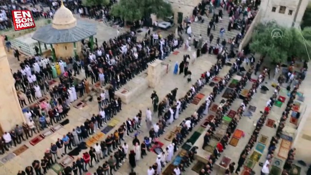 Mescid-i Aksa'da bayram namazı kılan Müslümanlar
