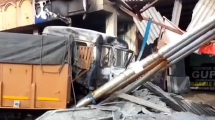 बेकाबू ट्रक और ट्रैक्टर-ट्रॉली की भिड़ंत के बाद ट्रक केबिन में जा घुसा....फिर लगी आग