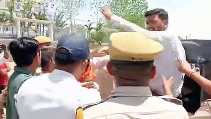 प्रदर्शन करने पहुंचे एबीवीपी कार्यकर्ताओं को दबोचा