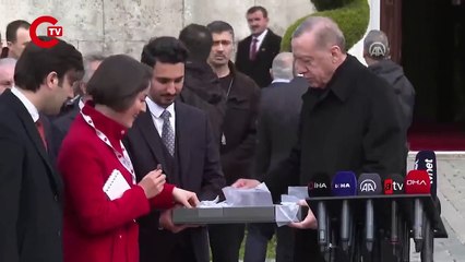 Erdoğan bayram namazı çıkışı gazetecilere çikolata dağıttı: 'Bak şu bitter, şu da sütlü'