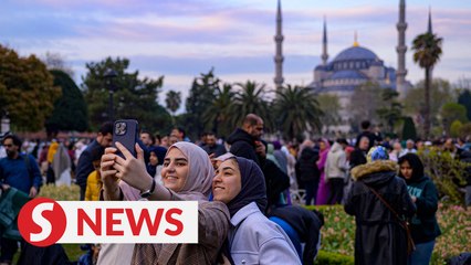 Eid al-Fitr celebrations begin in many parts of the world