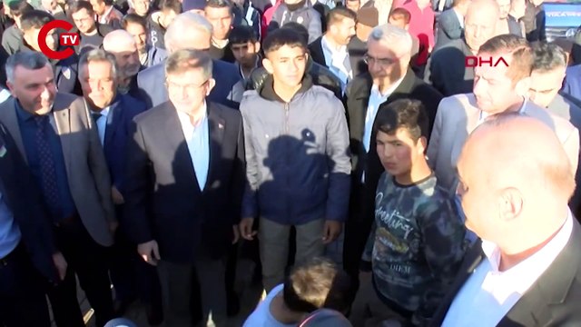 Ahmet Davutoğlu Nurdağı'nda konteyner kenti ziyaret etti: 'Her seferinde insanlarımızın metanetini görmekten onur duydum'