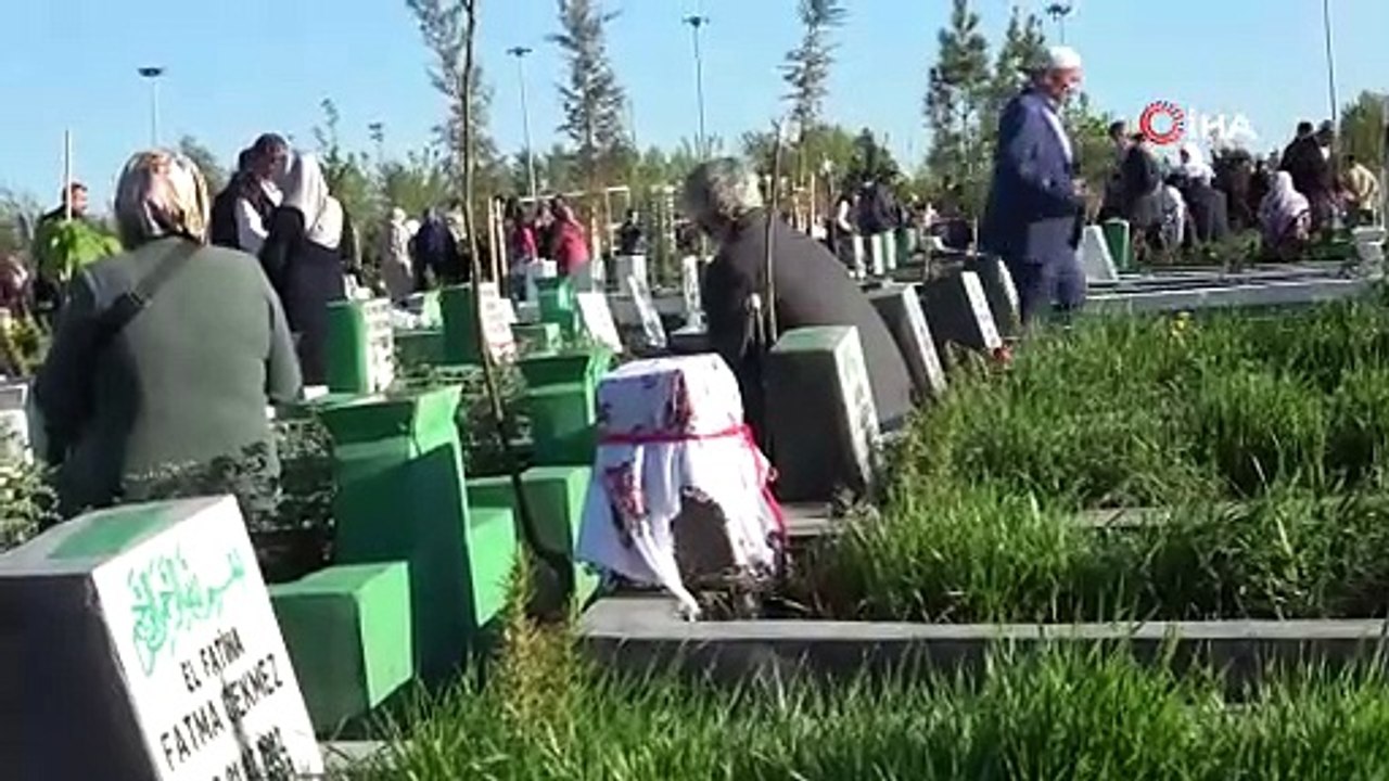 Diyarbakır’da depremde hayatını kaybedenlerin yakınları bayram namazı sonrası mezarlarına ziyarette bulundu