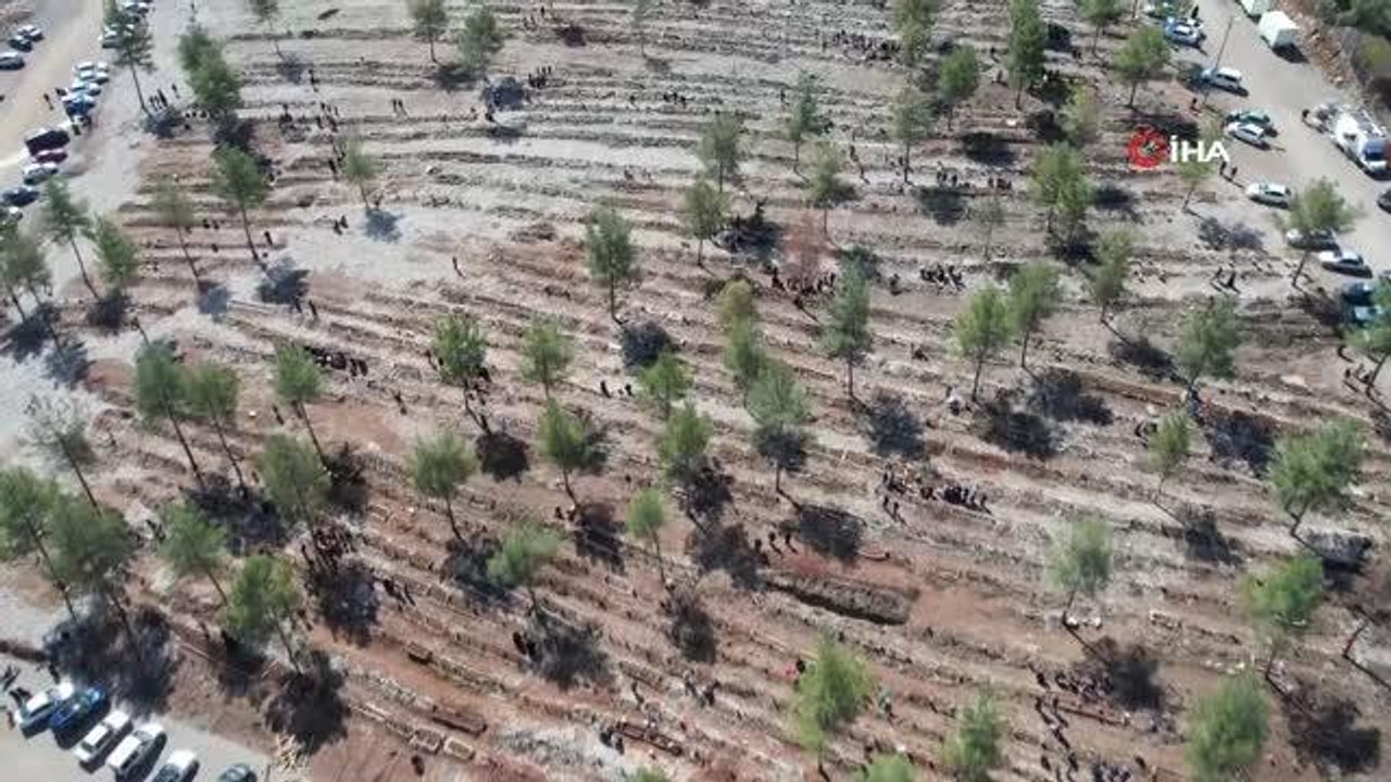 Depremin merkez üssünde mezarlıklarda duygu dolu bayram ziyareti