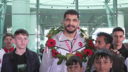 Başkentliler Aski Spor'lu Milli Güreşçileri Havalimanında Karşıladı