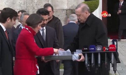 Gazetecilere çikolata ikram eden Erdoğan: Kız, gel gel, bunu her yerde bulamazsın