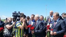 Mezar ziyaretinde depremzede bir genç Kılıçdaroğlu'na sarılarak ağladı