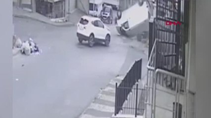 Güngören'de defalarca takla atan araç yayaya çarptı