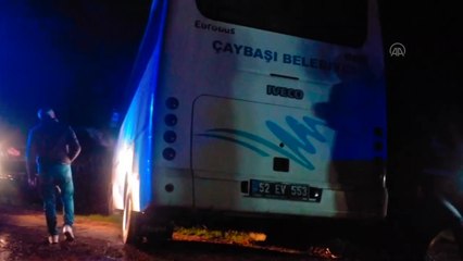 Ağaca çarpan minibüsteki 10 kişi yaralandı