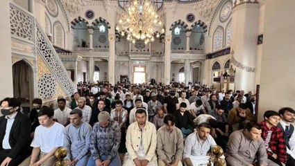 Vatandaşların sığmadığı camide bayram namazı iki kez kılındı