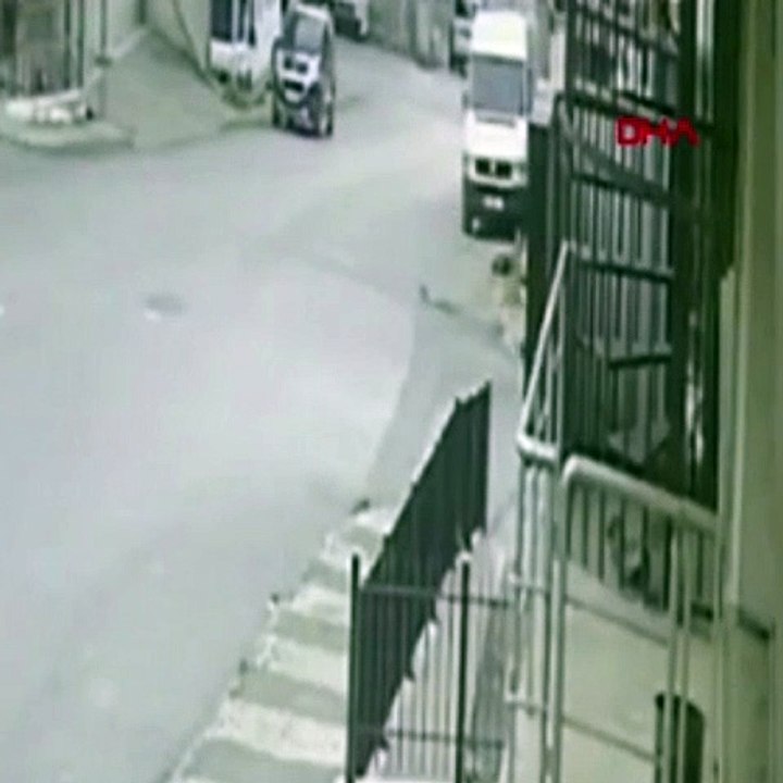 Defalarca takla atan cipin altında kalmaktan son anda kurtuldu