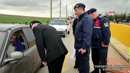 Jandarma ekipleri vatandaşlar ile trafik uygulamasında bayramlaştı