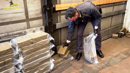 650 chili di hashish a bordo di un Tir, conducente arrestato dopo controllo dei finanzieri (21.04.23)