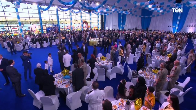 الرئيس السيسي لأحد أبناء الشهداء: تعالى جنبي هنا .. هنقعد ناكل مع بعض