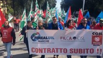 Sciopero dei lavoratori del settore legno a Pesaro: il video