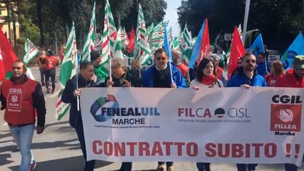 Sciopero dei lavoratori del settore legno a Pesaro: il video