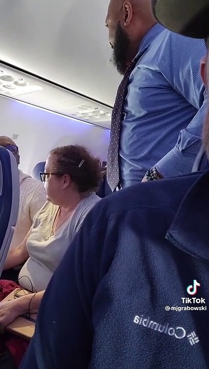 Caos sul volo di linea perché un bimbo piange disperatamente