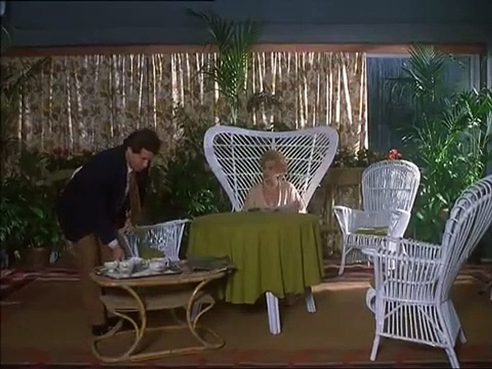 Renato Pozzetto Sai che quel giardiniere non é niente male....quasi quasi me lo farei - scene comiche divertenti dal film cult La casa stregata Gloria Guida