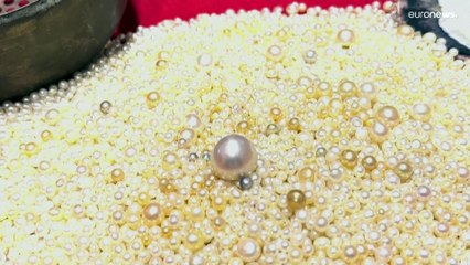صناعة اللؤلؤ الطبيعي.. تقليد تسعى البحرين إلى جعله أكثر حداثةً