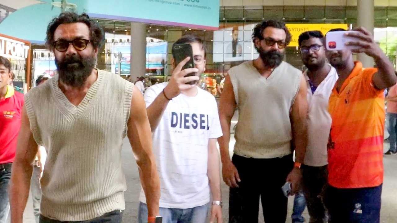 Bobby Deol Humble Clicks Selfies With Every Fan At Airport