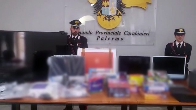 Tablet, smartphone e tv destinati agli studenti trovati nelle abitazioni degli indagati a Palermo