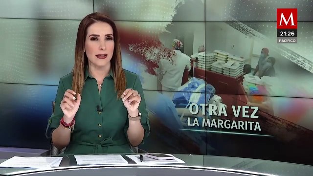 Empleados del hospital ‘La Margarita’ cargar a pacientes por fallas de elevadores