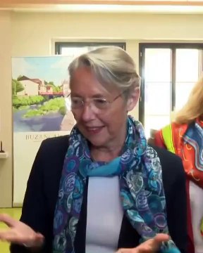 La Première ministre Elisabeth Borne s'est engagée à diviser par deux d'ici à l'été les délais pour obtenir une carte d'identité ou un passeport - Regardez