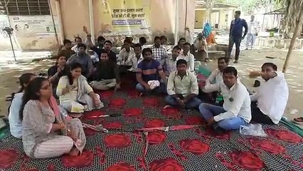 कलक्ट्रेट में धरने पर बैठे राजस्वकर्मी, मांगे नहीं मानी तो शिविरों का करेंगे बहिष्कार