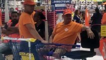 Vidéo - Les grévistes de Carrefour Sainte-Clotilde réclament une revalorisation hors hausse du SMIC