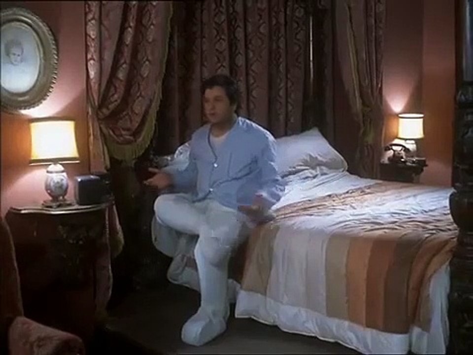 Renato Pozzetto cade nella piscina vuota - scene comiche divertenti dal film cult La casa stregata 1982