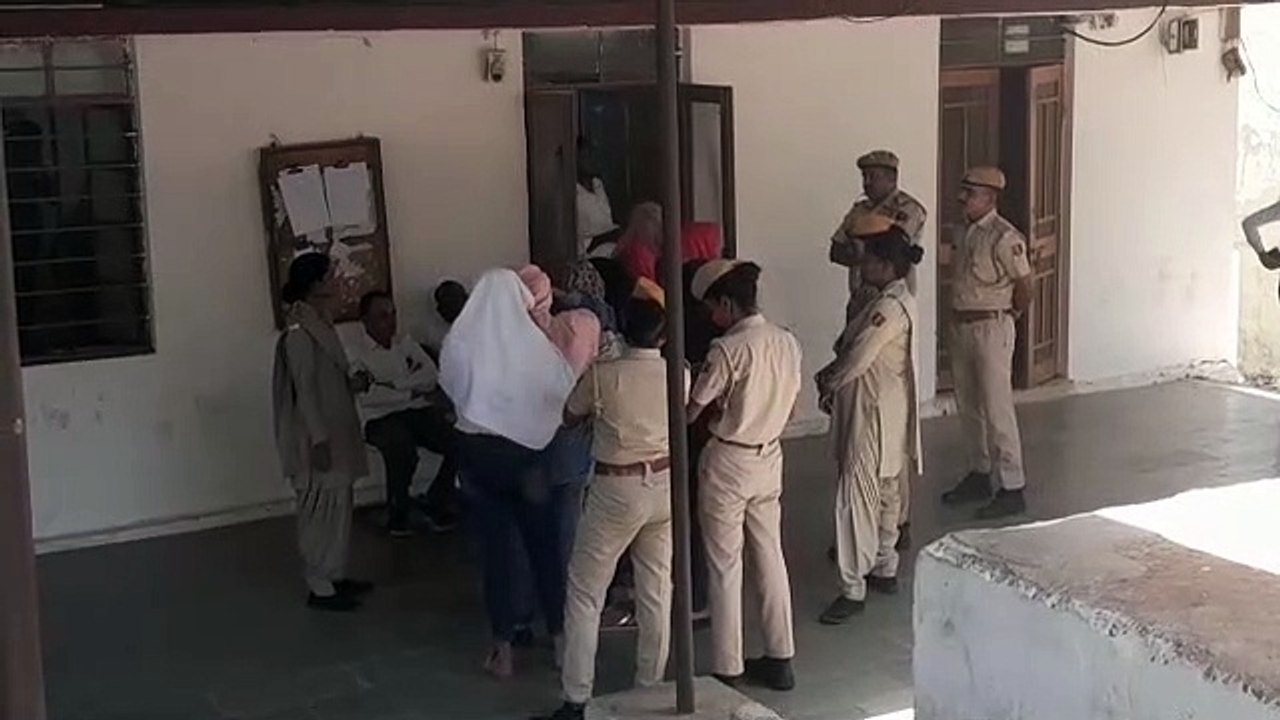 बांसवाड़ा में देह व्यापार का भांडाफोड, आरोप में आठ युवतियां और तीन युवक गिरफ्तार