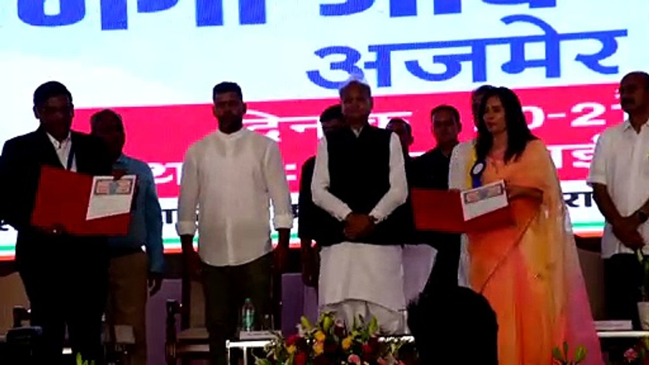 CM Ashok Gehlot: दुनिया के लोग निवेश करना चाहते...