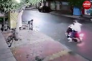 Video : नोएडा में स्कूटी पर आए चोरों ने चुराई साइकिल
