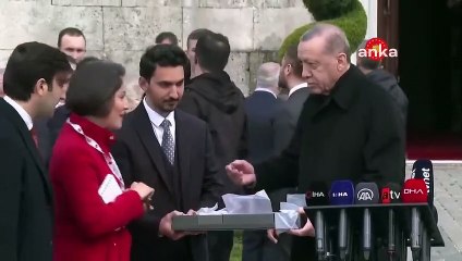 Erdoğan gazetecilere çikolata ikram etti: "Kız, gel gel, bunu her yerde bulamazsın"