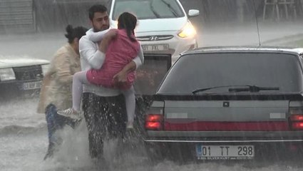 Adana'da kuvvetli yağış ve dolu sele neden oldu! Göle dönen yollarda mahsur kaldılar