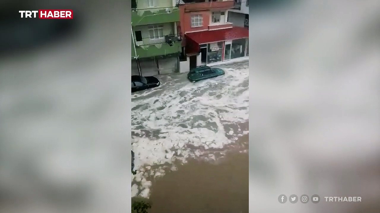 Adana'da sağanak ve dolu etkili oldu: Yollar göle döndü