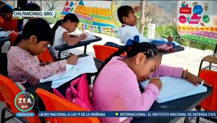 Estudiantes de primaria regresan clases en un galera construida con palos