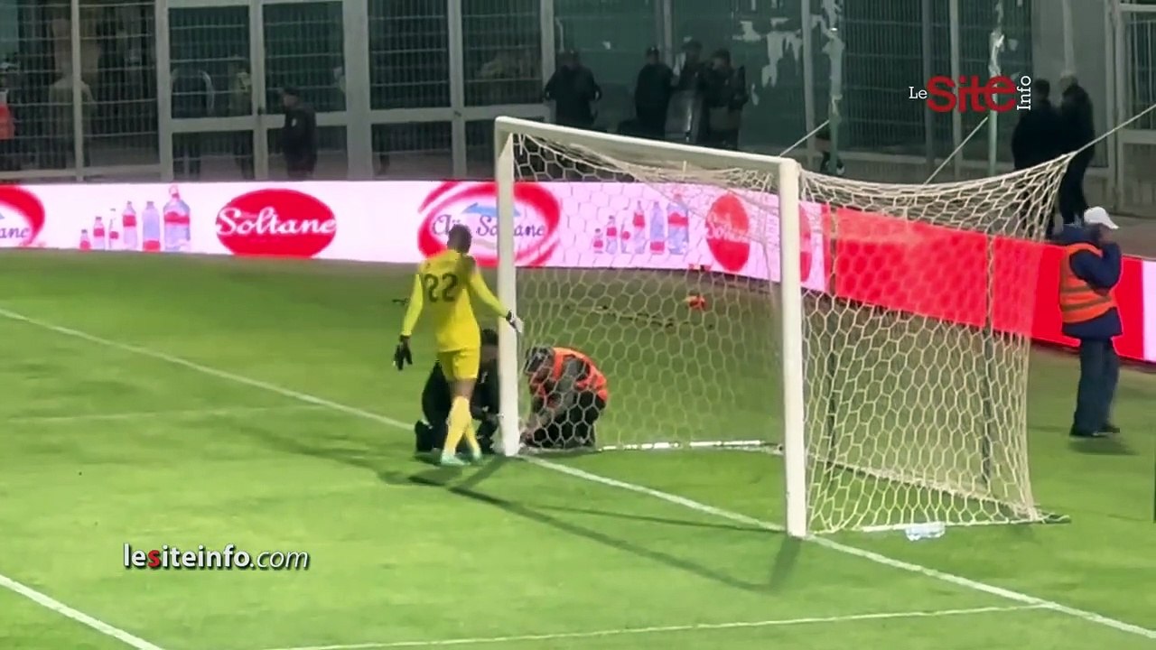 ثقب في الشباك يعطل انطلاق مبارة أولمبيك خريبكة ومولدية وجدة